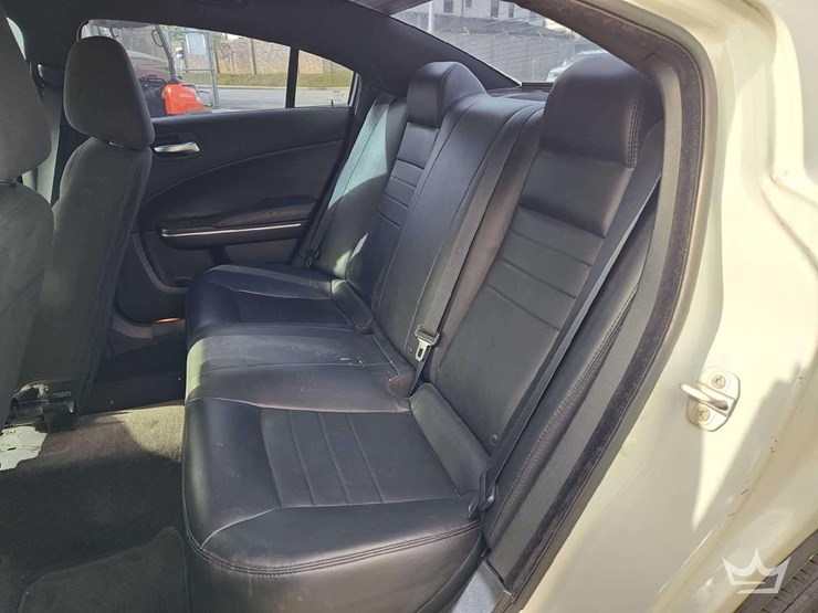 2015-dodge-charger-sedan-image-16