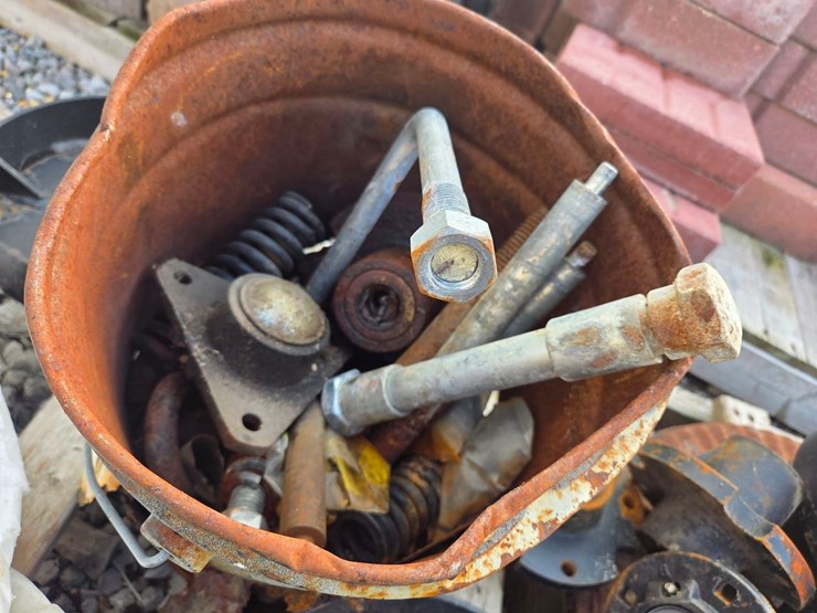 remlinger-strip-till-parts,-mostly-new-image-8