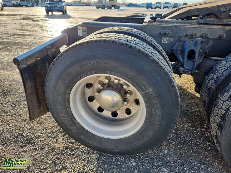 2024-peterbilt-579-image-13