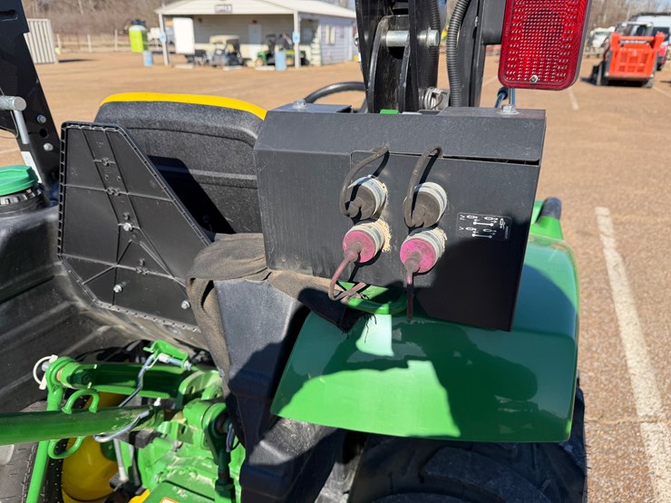 2025-john-deere-3025d-image-8