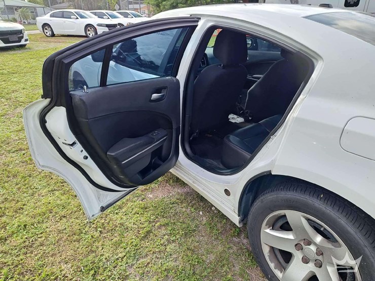 2015-dodge-charger-sedan-image-13