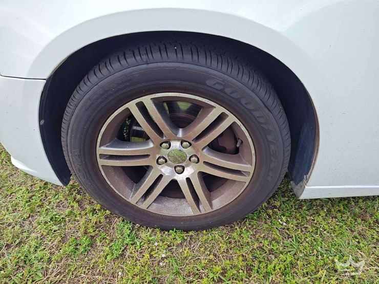 2013-dodge-charger-sedan-image-41