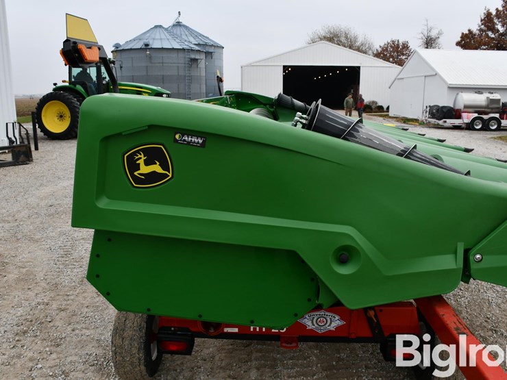 2024-john-deere-c8r-image-14