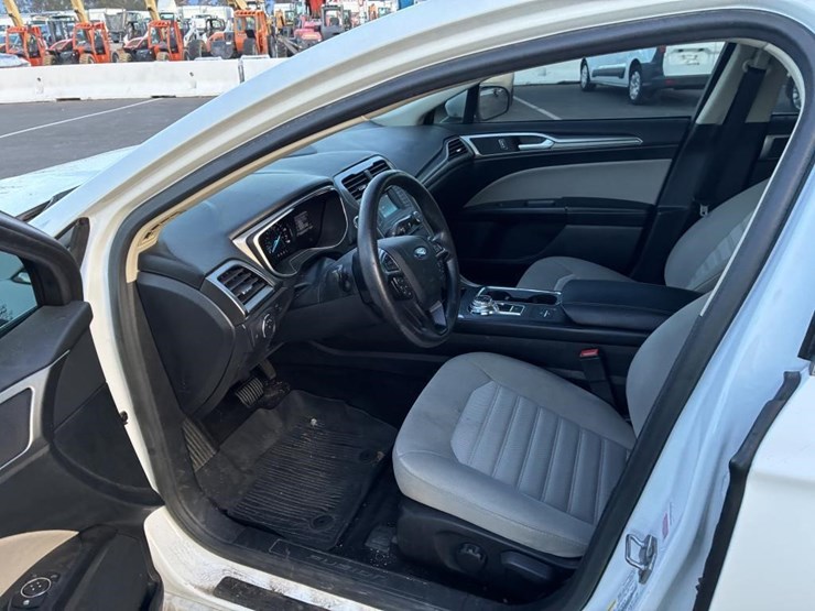 2017-ford-fusion-sedan-image-11