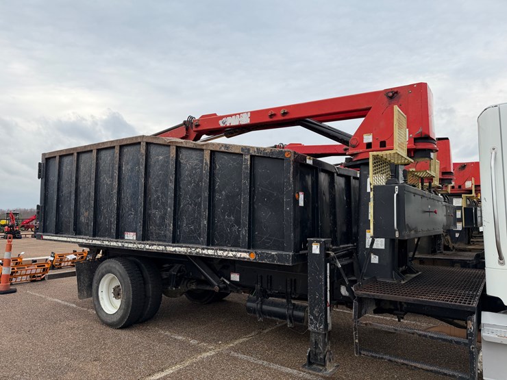 2016-freightliner-m2-106-image-11