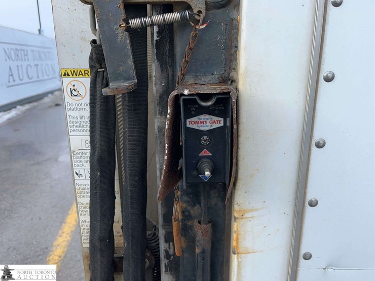 2013-ford-e350-image-26