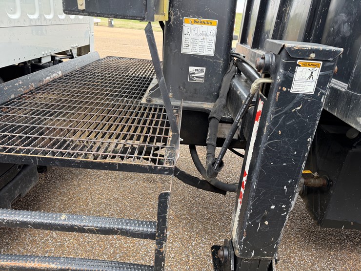 2016-freightliner-m2-106-image-29