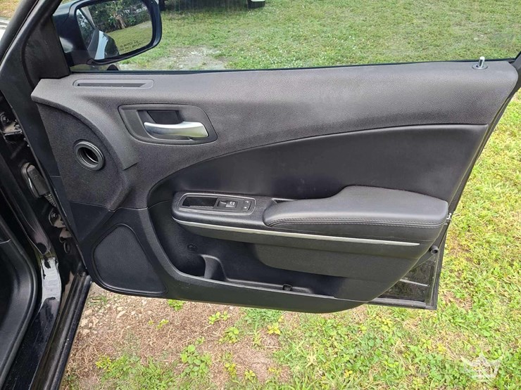 2015-dodge-charger-sedan-image-26