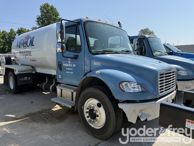 2004-freightliner-m2-106-image-2