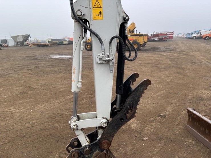 2021-takeuchi-tb240-image-17