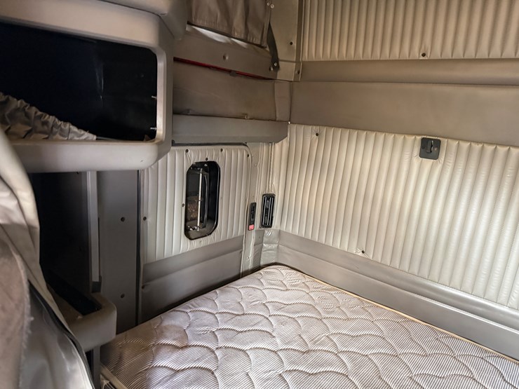 2007-kenworth-t600-image-13