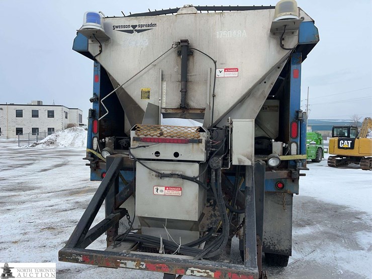 2011-freightliner-m2-106-image-25