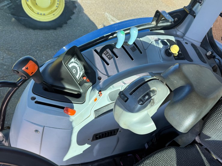 new-holland-t6070-image-24