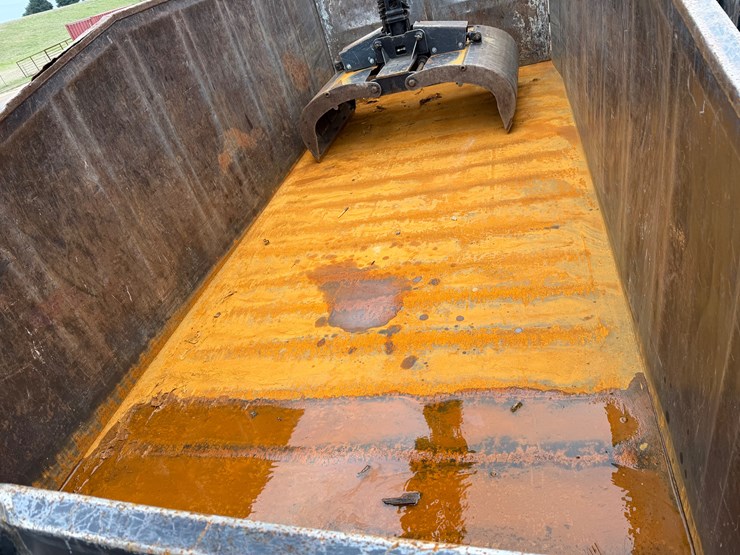 2016-freightliner-m2-106-image-31