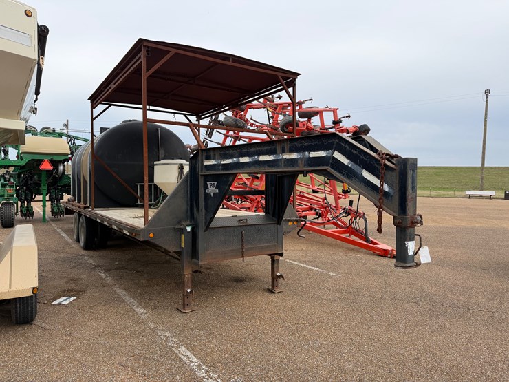 #7735-•-pj-gn-trailer-w/-3000gal-water-tank-&-pump-image-2