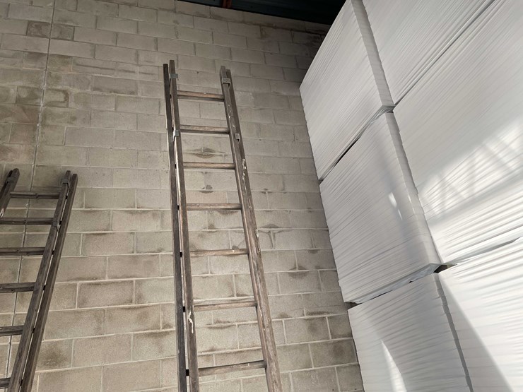 #2779-•-wooden-extension-ladder-image-2