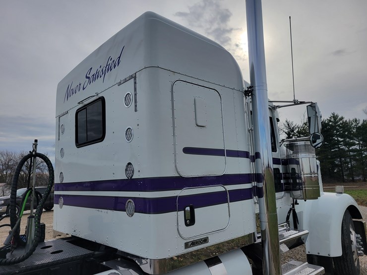 2012-kenworth-w900l-image-23