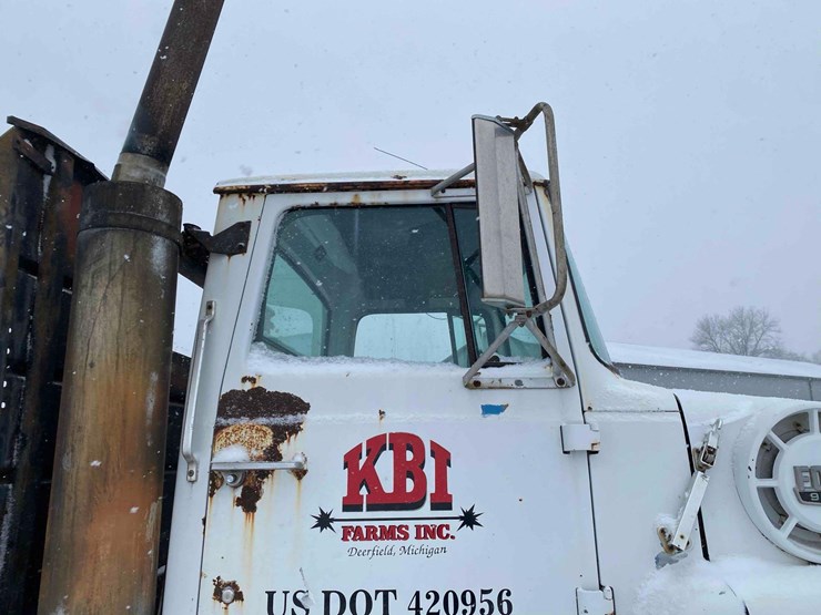 1983-ford-9000-image-12