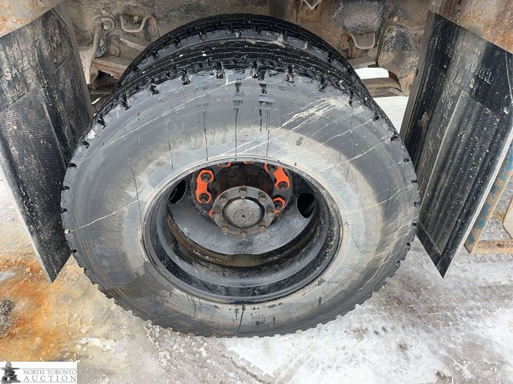 2011-freightliner-m2-106-image-10