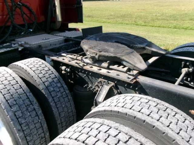 2014-volvo-vnl64t780-image-24