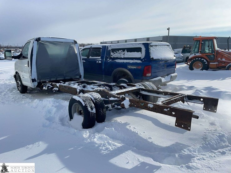 2018-chevrolet-express-dual-rear-wheel-cab-&-chassis-image-2