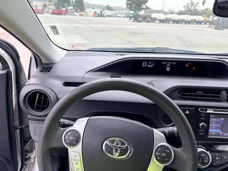 2015-toyota-prius-c-sedan-image-14
