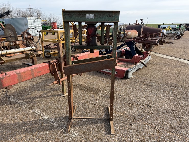 #7833-•-hydraulic-press-image-1