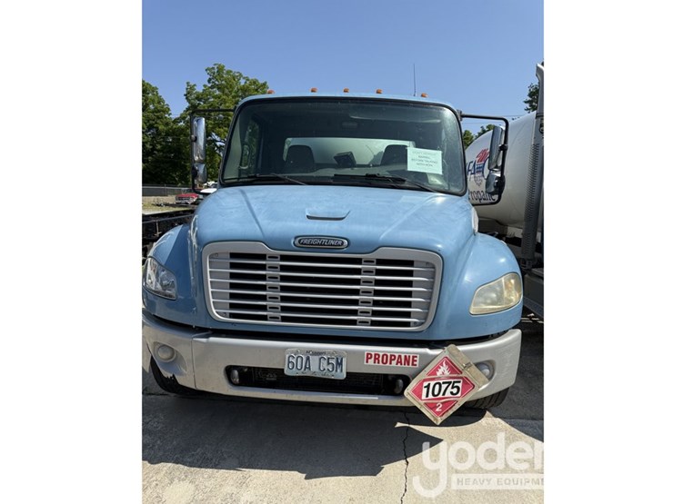 2004-freightliner-m2-106-image-3