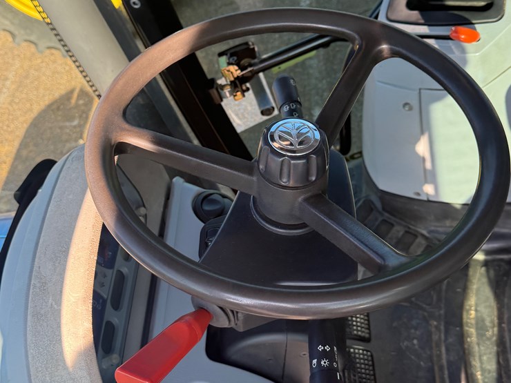 new-holland-t6070-image-37