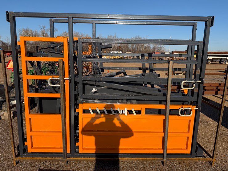 #7811-•-cattle-chute-with-scales-image-1