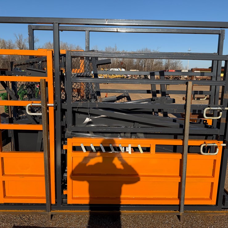 #7811 • Cattle Chute with Scales