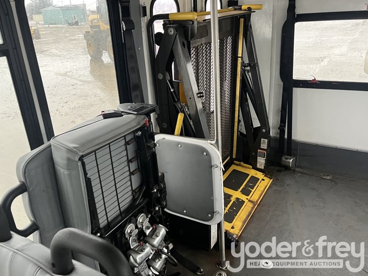 2014-ford-e450-image-24