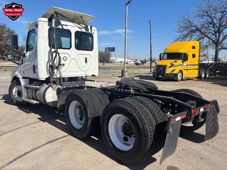 2020-freightliner-cascadia-126-image-2