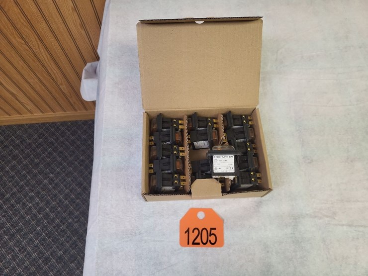 (15)-schurter-16-amp-240-volt-single-phase-breakers---tag-#1205-image-1