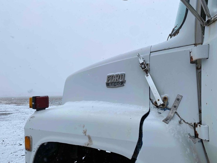 1983-ford-9000-image-37