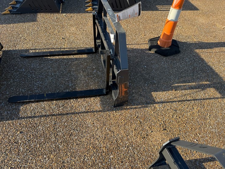 #7861-•-mini-skid-steer-pallet-forks-image-3