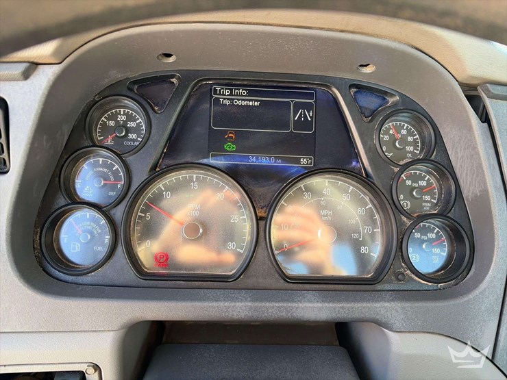 2015-peterbilt-567-image-16