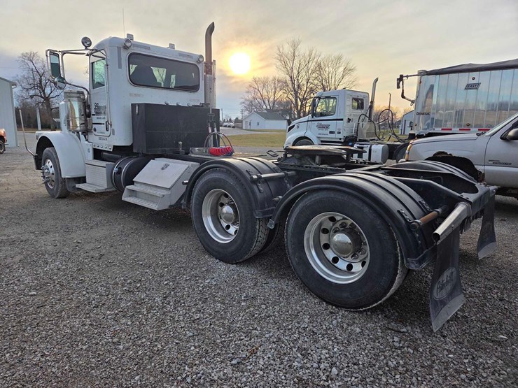 2013-peterbilt-388-image-24