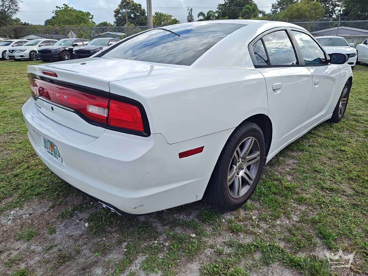 2013-dodge-charger-sedan-image-3