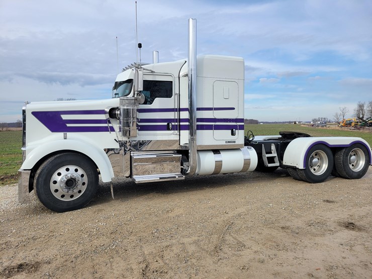 2012-kenworth-w900l-image-1