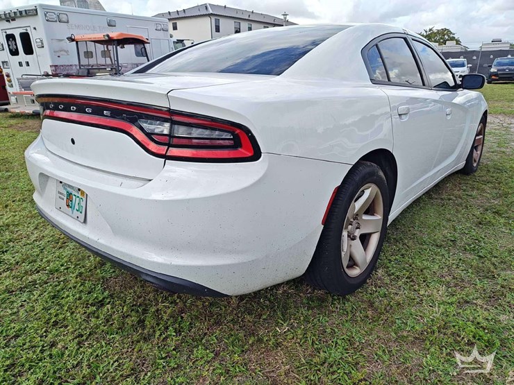 2017-dodge-charger-sedan-image-3