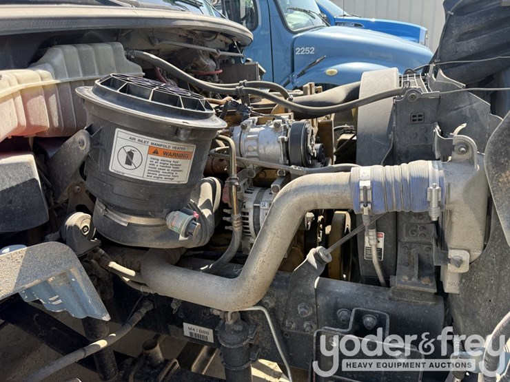 2004-freightliner-m2-106-image-7