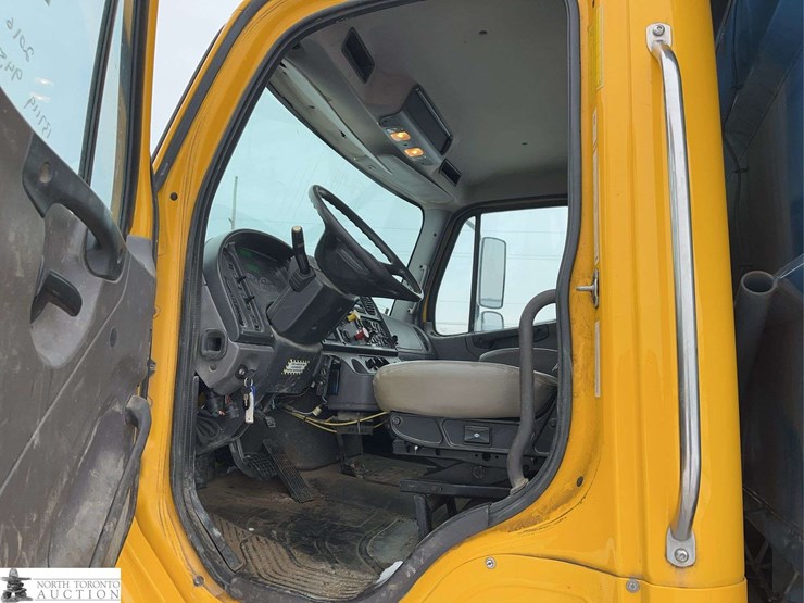 2016-freightliner-m2-106-image-14