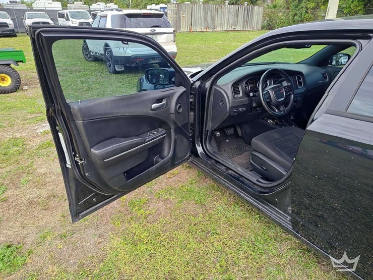 2015-dodge-charger-sedan-image-10