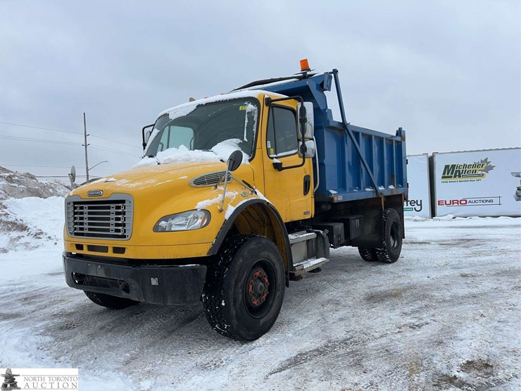 2011-freightliner-m2-106-image-1
