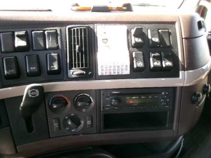 2014-volvo-vnl64t780-image-37