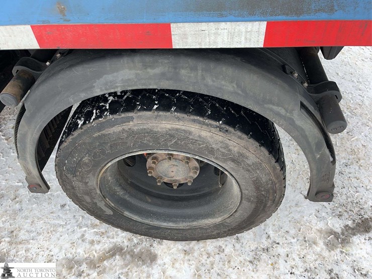 2018-freightliner-m2-106-image-11