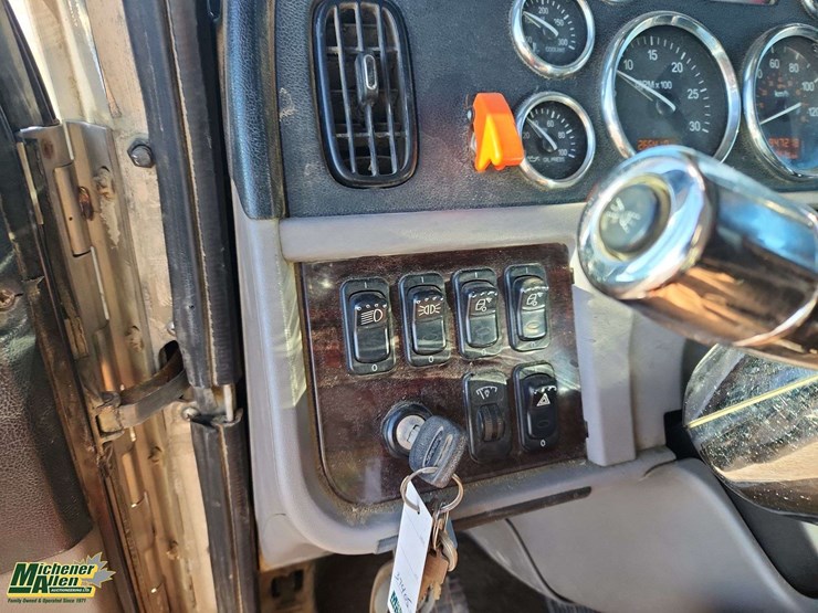 2013-peterbilt-388-image-23