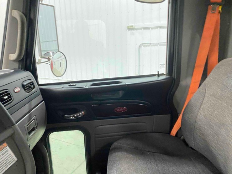 2014-peterbilt-365-image-64