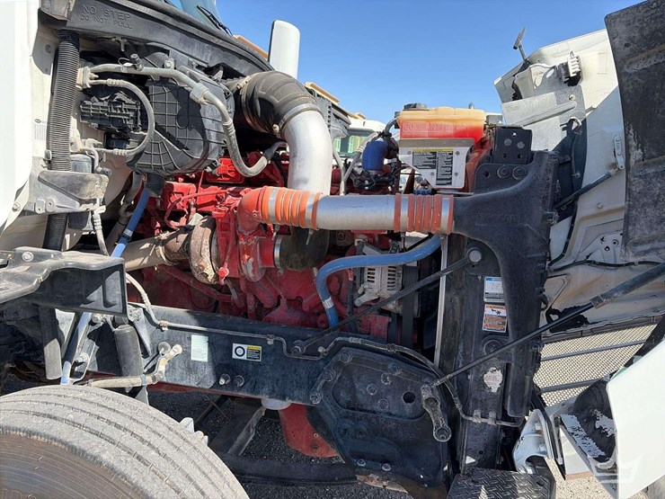 2013-peterbilt-567-image-9